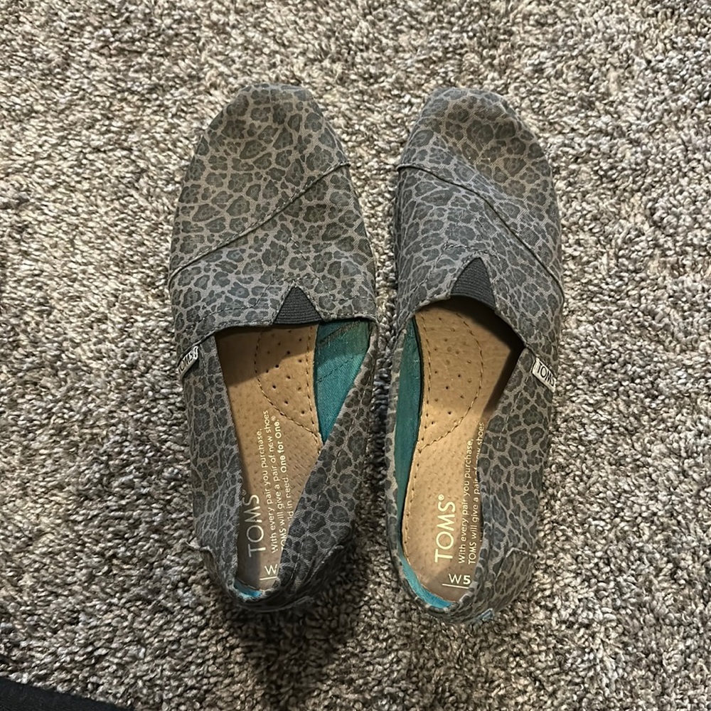 Leopard print toms
